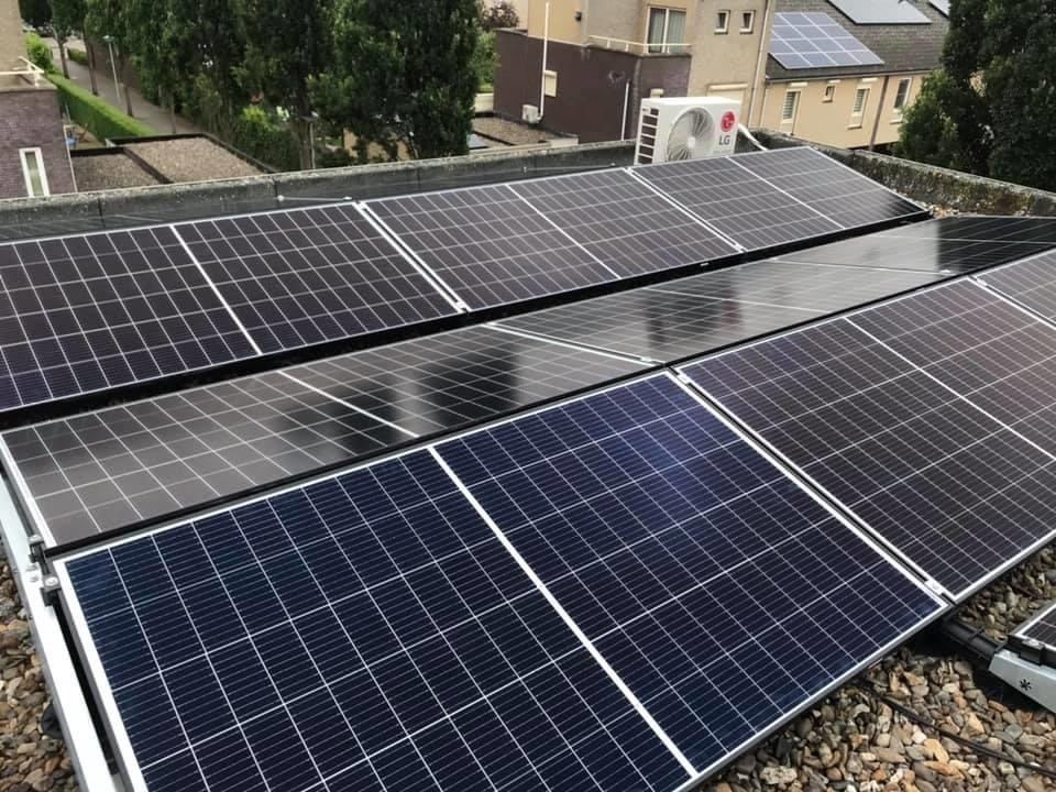 Zonnepanelen op een plat dak, foto van een klant
