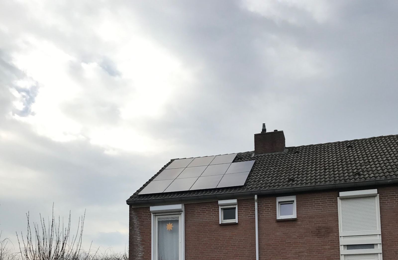 Zonnepanelen op het dak van een hoekwoning