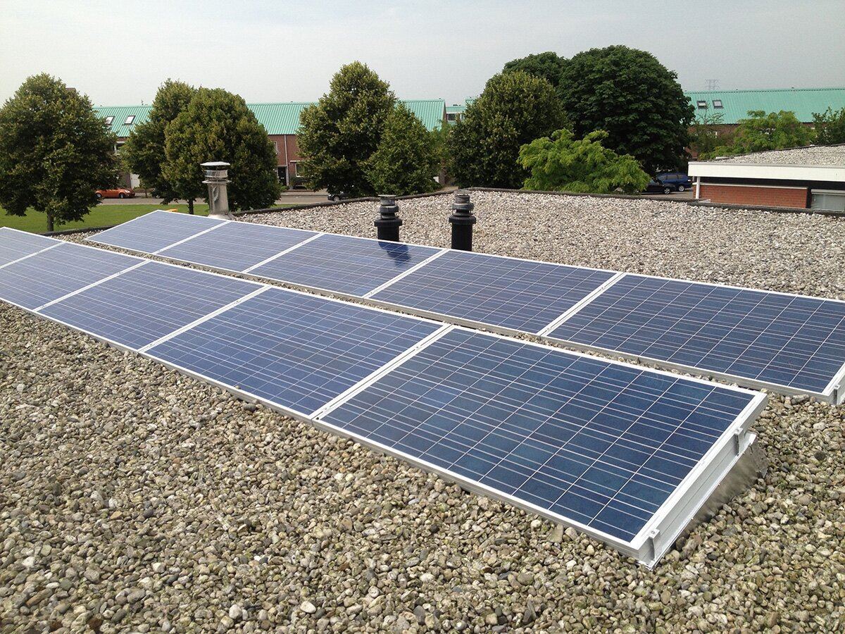 Rijen zonnepanelen op een grinddak