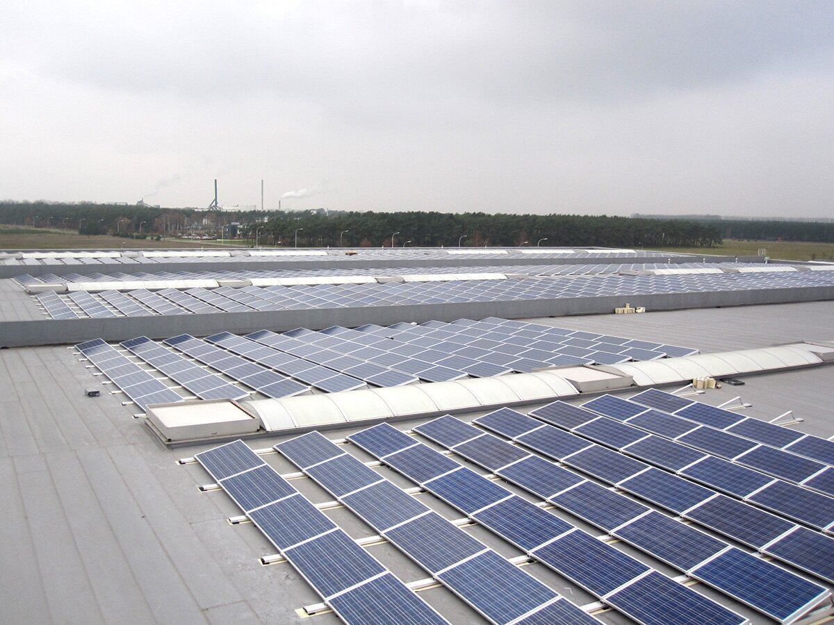 Zeer groot industriedak bedekt met zonnepanelen